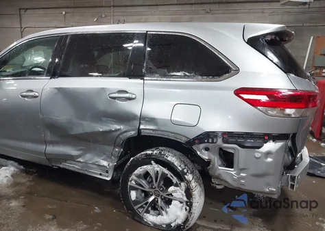 2018 Toyota Highlander Le Plus z USA, uszkodzony, nr VIN 5TDBZRFH0JS909712
